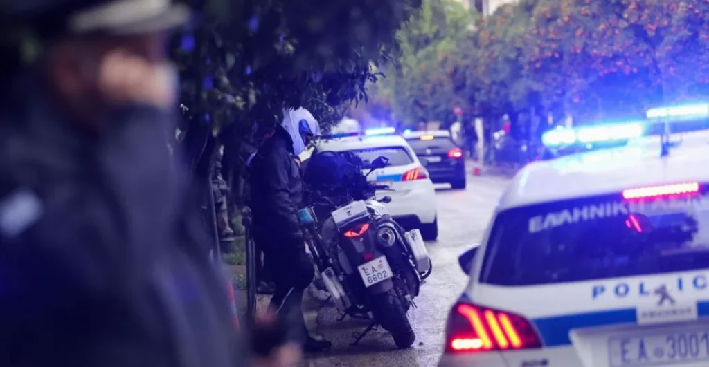 Αυτοκίνητο και αστυνομικό όχημα μετά την καταδίωξη στα Γρεβενά, όπ…