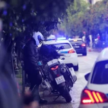 Αυτοκίνητο και αστυνομικό όχημα μετά την καταδίωξη στα Γρεβενά, όπ…