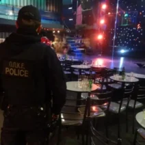 ΑΠΟΚΛΕΙΣTΙΚΟ-Ρίο: Σοκ από άγρια επίθεση σε 18χρονο – Τον χτύπησαν με κατσαβίδι 13 φορές και προσπάθησαν να τον ρίξουν στη θάλασσα - Συμμετείχε και ο πατέρας των δραστών - Μαρτυρίες στο Patrapress 1 Αστυνομικός της Ο.Π.Κ.Ε. σε νυχτερινό κέντρο στο Ρίο μετά από επίθεση.