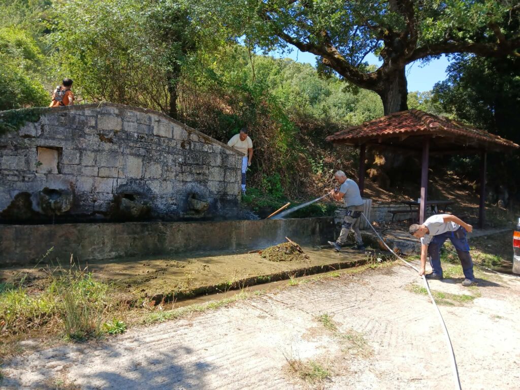 Εθελοντική δράση καθαρισμού της πηγής Μαγκάνι στην Κούτελη ΦΩΤΟ