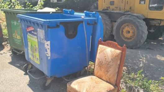 Πάτρα: Εγιναν της μόδας τα υπαίθρια «επιπλάδικα» στους κάδους σκουπιδιών ΒΙΝΤΕΟ 13 Πάτρα: Εγιναν της μόδας τα υπαίθρια «επιπλάδικα» στους κάδους σκουπιδιών ΒΙΝΤΕΟ