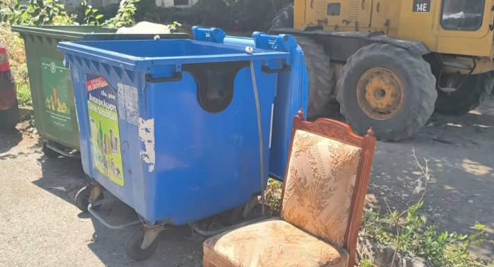 Πάτρα: Εγιναν της μόδας τα υπαίθρια «επιπλάδικα» στους κάδους σκουπιδιών ΒΙΝΤΕΟ