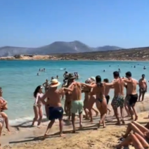 Κουφονήσι: Λουόμενοι χορεύουν Ικαριώτικο σε «πανηγύρι» στην παραλία ΒΙΝΤΕΟ 2 Κουφονήσι: Λουόμενοι χορεύουν Ικαριώτικο σε «πανηγύρι» στην παραλία ΒΙΝΤΕΟ