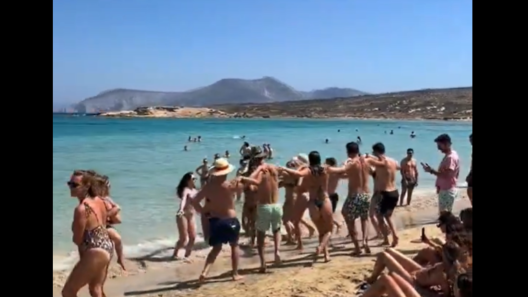 Κουφονήσι: Λουόμενοι χορεύουν Ικαριώτικο σε «πανηγύρι» στην παραλία ΒΙΝΤΕΟ 12 Κουφονήσι: Λουόμενοι χορεύουν Ικαριώτικο σε «πανηγύρι» στην παραλία ΒΙΝΤΕΟ