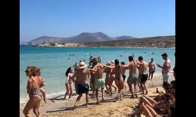 Κουφονήσι: Λουόμενοι χορεύουν Ικαριώτικο σε «πανηγύρι» στην παραλία ΒΙΝΤΕΟ