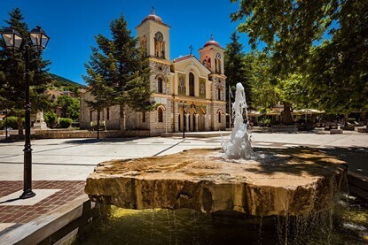 Η εκκλησία των Καλαβρύτων με δύο καμπαναριά και σιντριβάνι στην πλ…