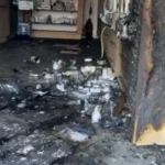 Αρκαδία: Έσπασαν την τζαμαρία και πυρπόλησαν φαρμακείο – Συγκλονιστικό βίντεο από την επίθεση