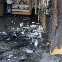 Αρκαδία: Έσπασαν την τζαμαρία και πυρπόλησαν φαρμακείο – Συγκλονιστικό βίντεο από την επίθεση