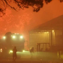 Φωτιά στην Κροατία: Νεκρή γυναίκα, δεκάδες τραυματίες και χιλιάδες εκτοπισμένοι