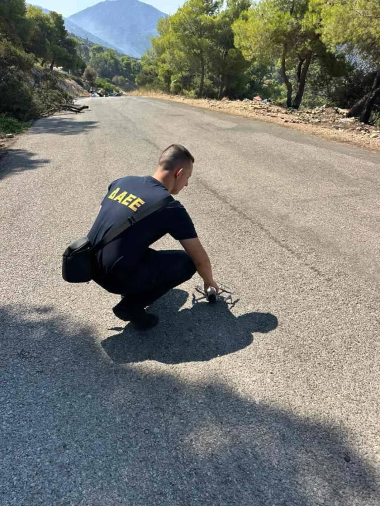 Ψάθα: Αυτοψία της ΔΑΕΕ στο σημείο πτώσης των δύο ελικοπτέρων ΦΩΤΟ 6 Ψάθα: Αυτοψία της ΔΑΕΕ στο σημείο πτώσης των δύο ελικοπτέρων ΦΩΤΟ