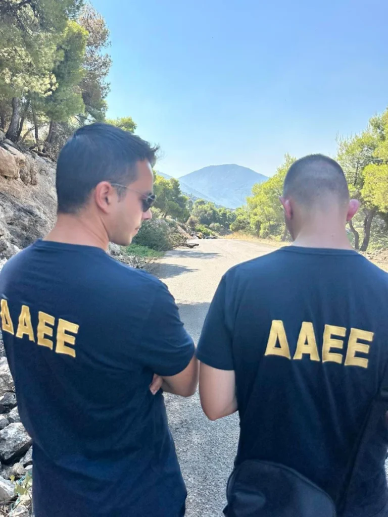 Ψάθα: Αυτοψία της ΔΑΕΕ στο σημείο πτώσης των δύο ελικοπτέρων ΦΩΤΟ