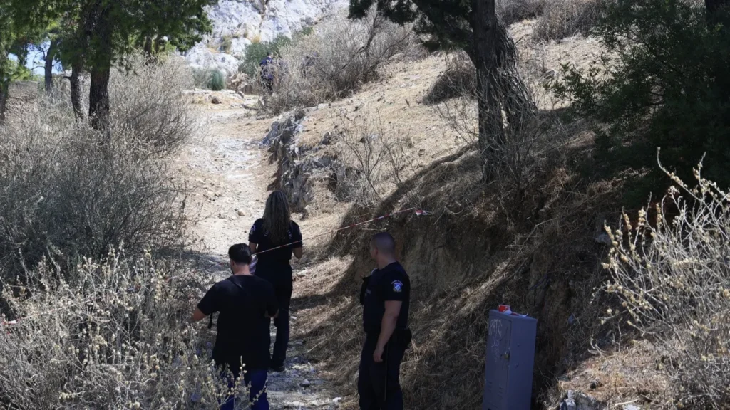 Αστυνομικοί ερευνούν βραχώδη, θαμνώδη περιοχή στον Λυκαβηττό, με τ…
