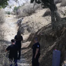 Λυκαβηττός: Βρέθηκε σορός μέσα σε σπηλιά 1 Αστυνομικοί ερευνούν βραχώδη, θαμνώδη περιοχή στον Λυκαβηττό, με τ…