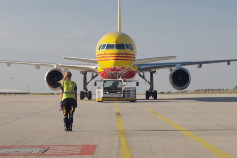 Γερμανία: Αεροσκάφος της DHL συγκρούστηκε με άγνωστο αντικείμενο λίγο μετά την απογείωση