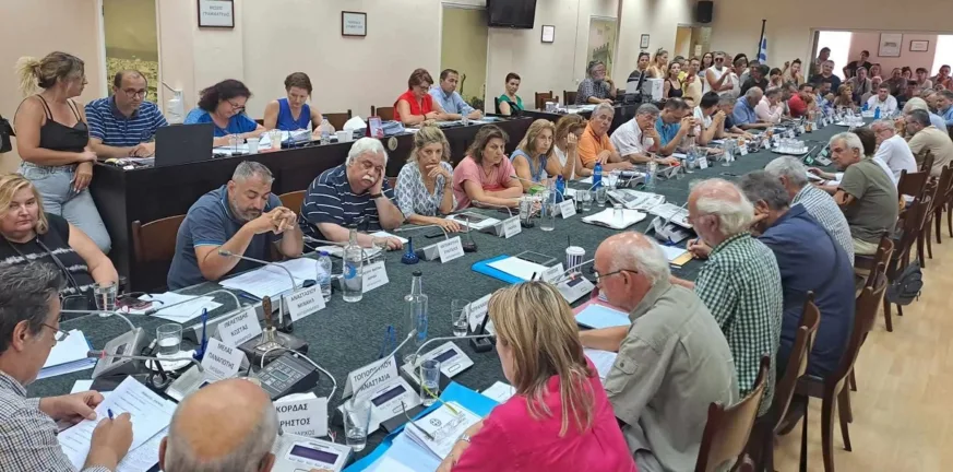 Πάτρα: Απάντηση του Δήμου στον Ψωμά για τις συγχωνεύσεις σε σχολεία