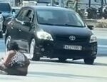 Πάτρα: Γυναίκα ξάπλωσε στη μέση του δρόμου προκαλώντας αναστάτωση ΦΩΤΟ