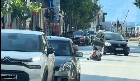 Πάτρα: Γυναίκα ξάπλωσε στη μέση του δρόμου προκαλώντας αναστάτωση ΦΩΤΟ 5 Πάτρα: Γυναίκα ξάπλωσε στη μέση του δρόμου προκαλώντας αναστάτωση ΦΩΤΟ