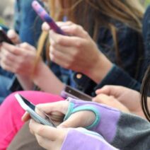 Γαλλία: Τέλος τα κινητά στα λύκεια από τον Σεπτέμβριο