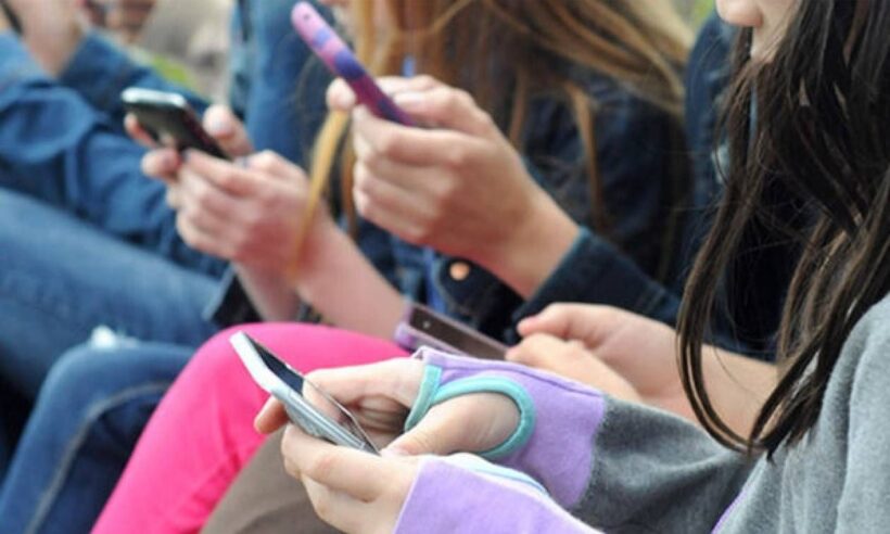 Γαλλία: Τέλος τα κινητά στα λύκεια από τον Σεπτέμβριο 4 Γαλλία: Τέλος τα κινητά στα λύκεια από τον Σεπτέμβριο