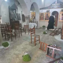 Βανδάλισαν εκκλησάκι στον Σαρωνικό, σοβαρές υλικές ζημιές ΦΩΤΟ