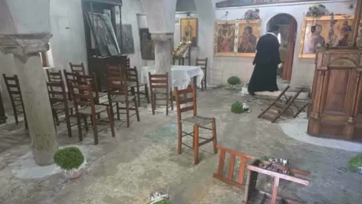 Βανδάλισαν εκκλησάκι στον Σαρωνικό, σοβαρές υλικές ζημιές ΦΩΤΟ