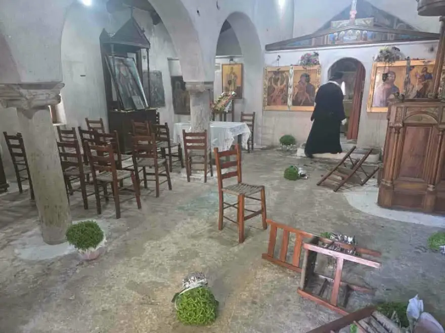 Βανδάλισαν εκκλησάκι στον Σαρωνικό, σοβαρές υλικές ζημιές ΦΩΤΟ