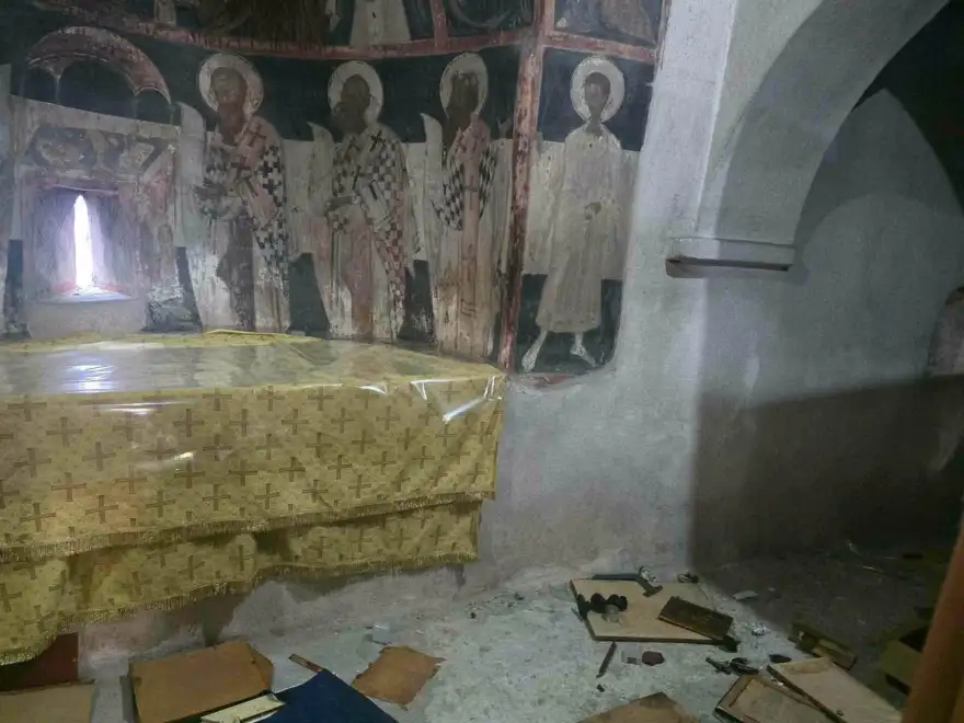 Βανδάλισαν εκκλησάκι στον Σαρωνικό, σοβαρές υλικές ζημιές ΦΩΤΟ