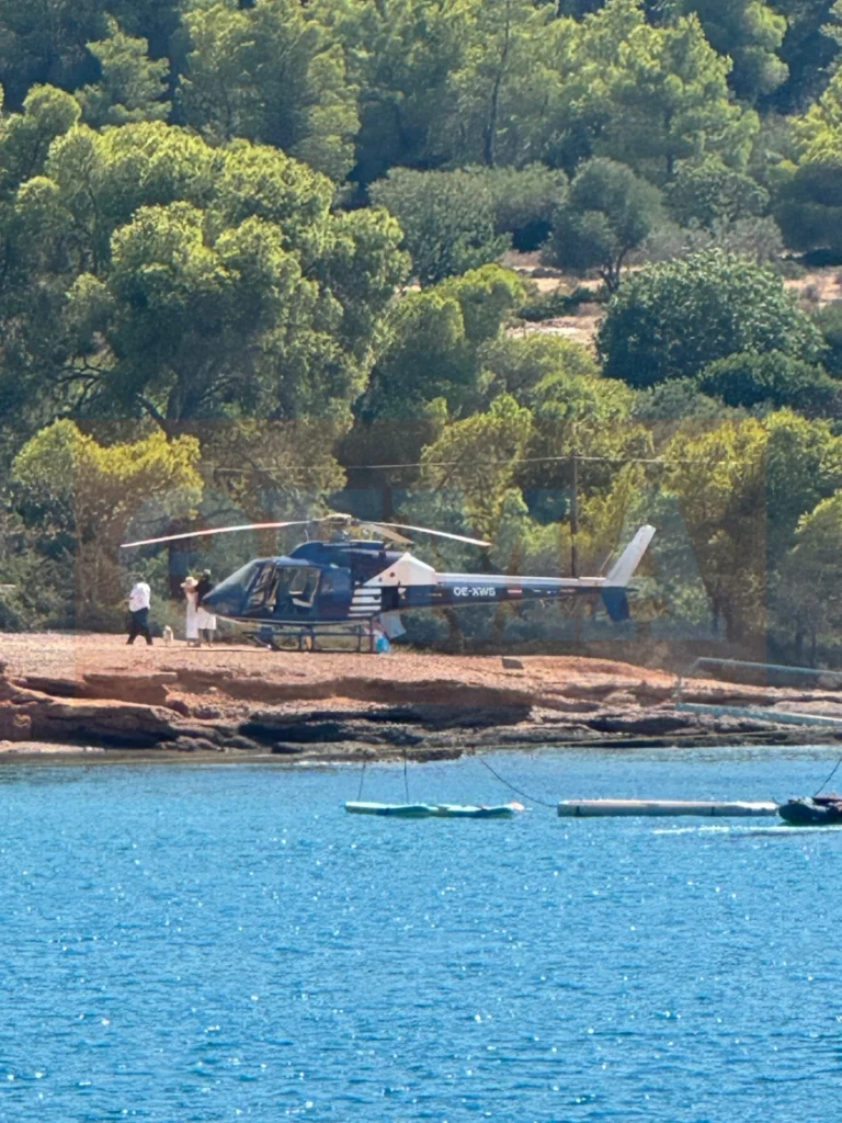 ΒΙΝΤΕΟ με ελικόπτερο να προσγειώνεται σε γεμάτη παραλία στις Σπέτσες - Εισαγγελική παρέμβαση 6 ΒΙΝΤΕΟ με ελικόπτερο να προσγειώνεται σε γεμάτη παραλία στις Σπέτσες - Εισαγγελική παρέμβαση