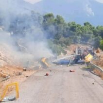 Σύγκρουση ελικοπτέρων στη Ψάθα: Νεκροί δυο χειριστές ΒΙΝΤΕΟ 2 Σύγκρουση ελικοπτέρων στη Ψάθα: Νεκροί δυο χειριστές ΒΙΝΤΕΟ