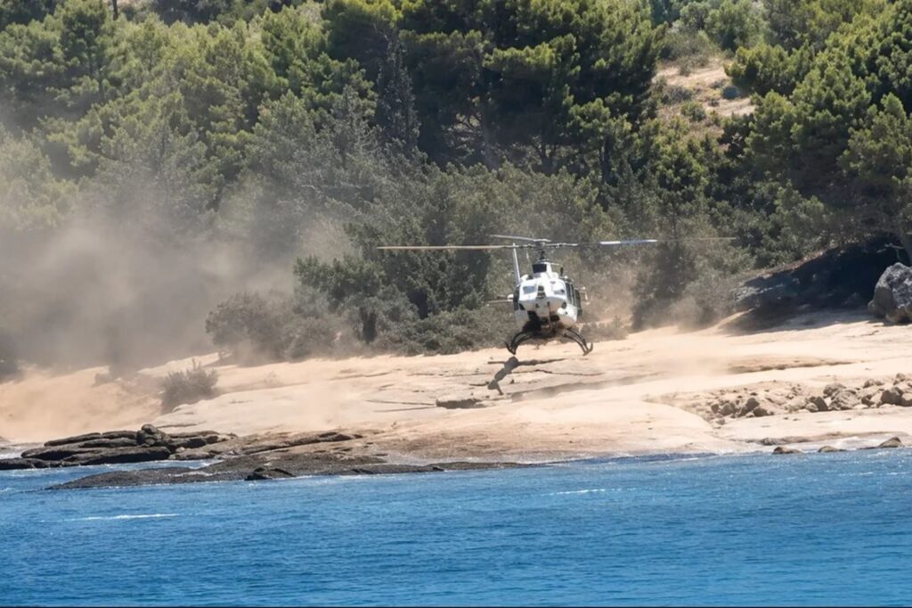 ΒΙΝΤΕΟ με ελικόπτερο να προσγειώνεται σε γεμάτη παραλία στις Σπέτσες - Εισαγγελική παρέμβαση
