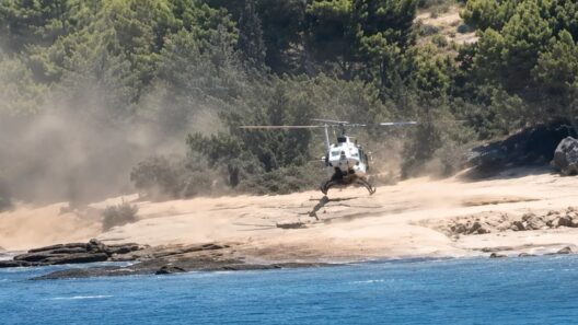 ΒΙΝΤΕΟ με ελικόπτερο να προσγειώνεται σε γεμάτη παραλία στις Σπέτσες - Εισαγγελική παρέμβαση