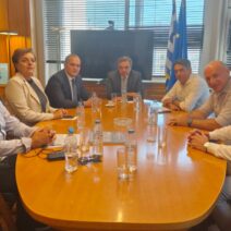 Καλάβρυτα: Συνάντηση του Παύλου Σατολιά με Σχοινά και Πιτσιλή για αγροτικά ζητήματα 2 Καλάβρυτα: Συνάντηση του Παύλου Σατολιά με Σχοινά και Πιτσιλή για αγροτικά ζητήματα
