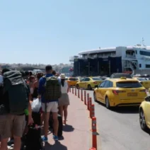 Πλήθος κόσμου και ταξί στο λιμάνι του Πειραιά, με πλοίο της SEAJET στο …