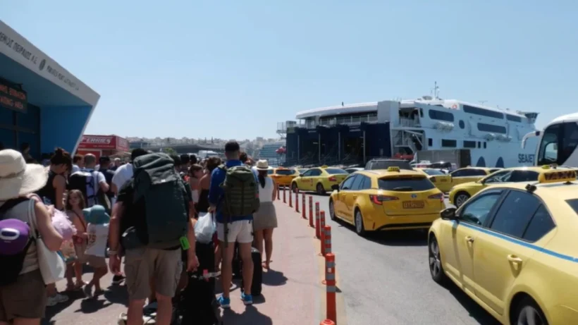 Πλήθος κόσμου και ταξί στο λιμάνι του Πειραιά, με πλοίο της SEAJET στο …