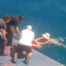 Ρίο: Διάσωση λουομένων που παρασύρθηκαν από ισχυρά ρεύματα – Σωτήρια επέμβαση από φέρι μποτ και ναυαγοσώστη 2 Ρίο: Διάσωση λουομένων που παρασύρθηκαν από ισχυρά ρεύματα – Σωτήρια επέμβαση από φέρι μποτ και ναυαγοσώστη