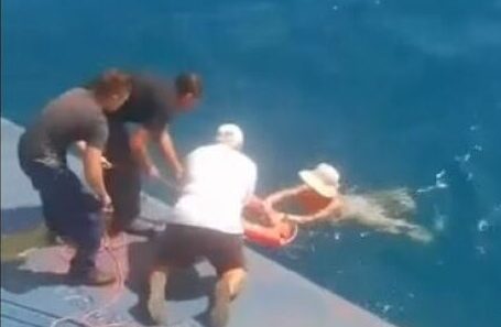 Ρίο: Διάσωση λουομένων που παρασύρθηκαν από ισχυρά ρεύματα – Σωτήρια επέμβαση από φέρι μποτ και ναυαγοσώστη 12 Ρίο: Διάσωση λουομένων που παρασύρθηκαν από ισχυρά ρεύματα – Σωτήρια επέμβαση από φέρι μποτ και ναυαγοσώστη