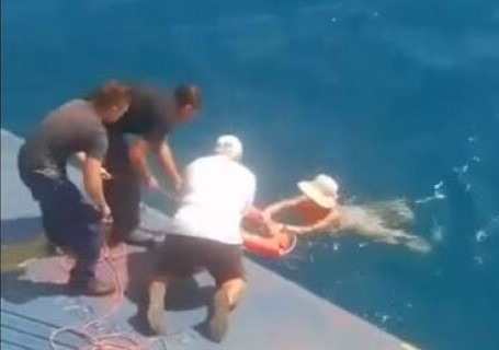 Ρίο: Διάσωση λουομένων που παρασύρθηκαν από ισχυρά ρεύματα – Σωτήρια επέμβαση από φέρι μποτ και ναυαγοσώστη