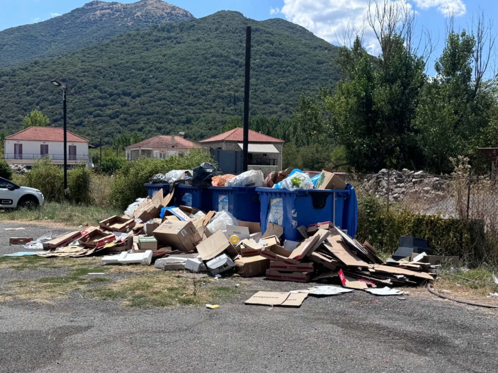 Κλειτορία: Σκοτάδι και βρωμιά τον Δεκαπενταύγουστο στο πάρκινγκ δίπλα στην κεντρική πλατεία ΦΩΤΟ
