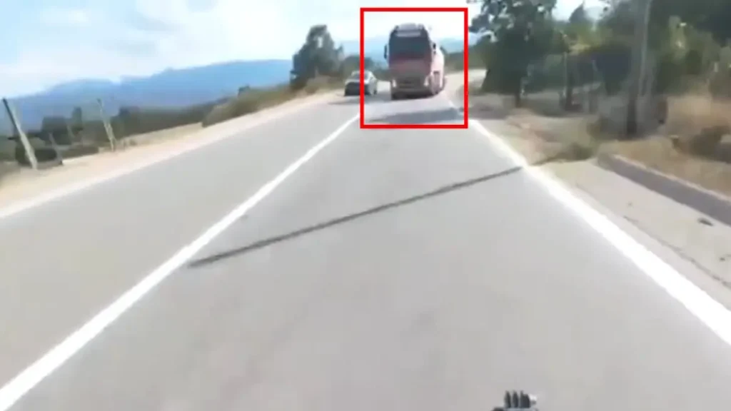 Βυτιοφόρο όχημα σε δρόμο με συνεχή λευκή γραμμή, με ένα αυτοκίνητο …