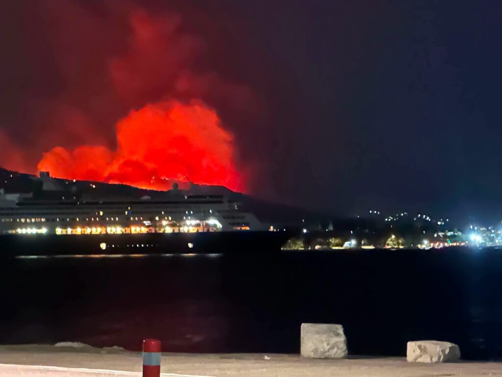 Αιγιάλεια: Απόκοσμες εικόνες της μεγάλης φωτιάς από το λιμάνι Αιγίου ΦΩΤΟ