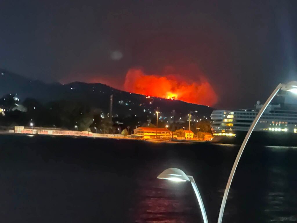 Αιγιάλεια: Απόκοσμες εικόνες της μεγάλης φωτιάς από το λιμάνι Αιγίου ΦΩΤΟ 6 Αιγιάλεια: Απόκοσμες εικόνες της μεγάλης φωτιάς από το λιμάνι Αιγίου ΦΩΤΟ