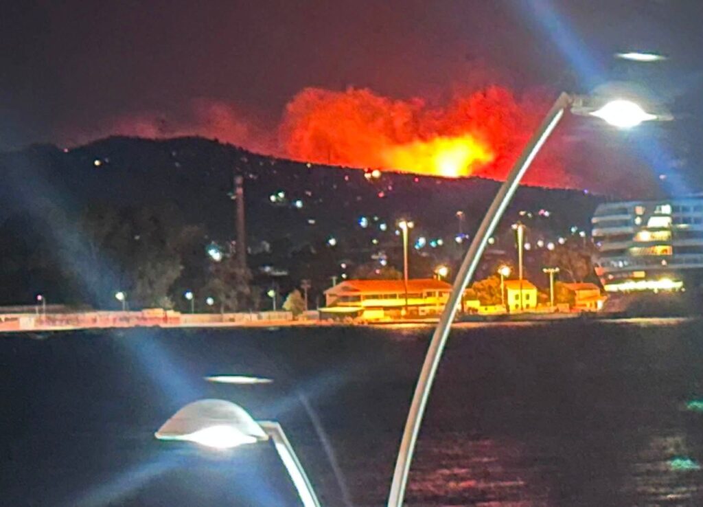 Αιγιάλεια: Απόκοσμες εικόνες της μεγάλης φωτιάς από το λιμάνι Αιγίου ΦΩΤΟ 5 Αιγιάλεια: Απόκοσμες εικόνες της μεγάλης φωτιάς από το λιμάνι Αιγίου ΦΩΤΟ