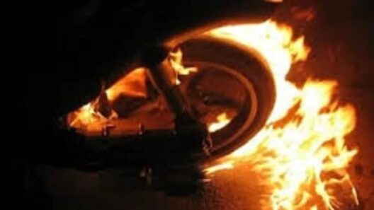 Φλεγόμενο μηχανάκι τη νύχτα στην Πάτρα.