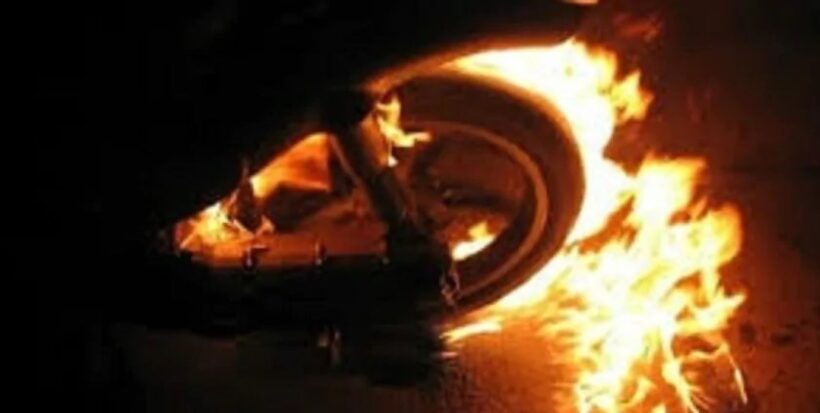 Πάτρα: Στις φλόγες μηχανάκι τα ξημερώματα 4 Φλεγόμενο μηχανάκι τη νύχτα στην Πάτρα.
