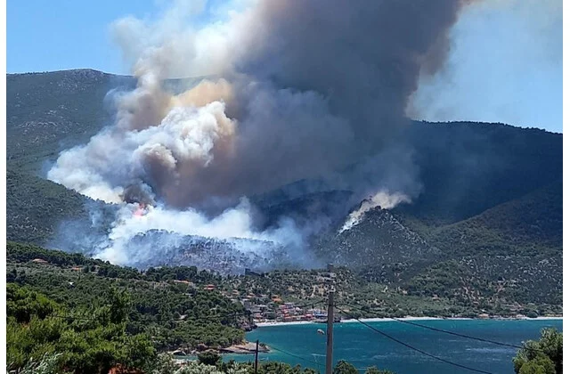 Δραματικές ώρες στο Πόρτο Γερμενό: Η φωτιά κυκλώνει Αγία Παρασκευή, Άγιο Νεκτάριο και Μύτικα