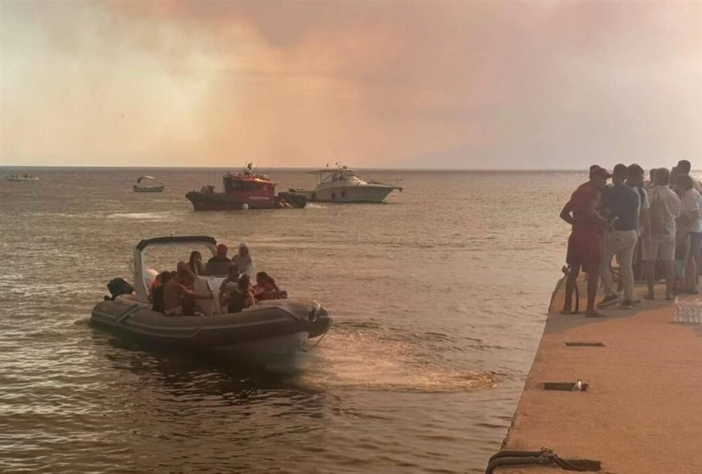 Χαλκιδική: Δραματικές στιγμές, ανεξέλεγκτη η φωτιά - Επιχείρηση απεγκλωβισμού δια θαλάσσης ΦΩΤΟ - ΒΙΝΤΕΟ