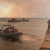 Χαλκιδική: Δραματικές στιγμές, ανεξέλεγκτη η φωτιά - Επιχείρηση απεγκλωβισμού δια θαλάσσης ΦΩΤΟ - ΒΙΝΤΕΟ 3 Χαλκιδική: Δραματικές στιγμές, ανεξέλεγκτη η φωτιά - Επιχείρηση απεγκλωβισμού δια θαλάσσης ΦΩΤΟ - ΒΙΝΤΕΟ