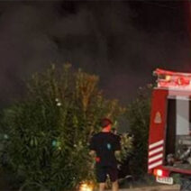 Πυροσβεστικό όχημα και πυροσβέστης σε νυχτερινή επέμβαση για φωτι…