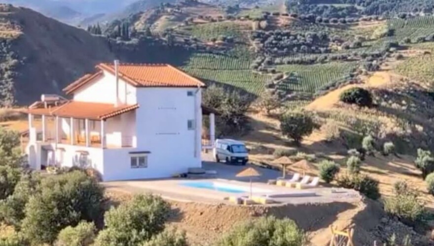 Αιγιάλεια: Οικογένεια Βρετανών που πούλησε τα πάντα για να αγοράσει σπίτι το είδε να καταστρέφεται από την φωτιά - Έγινε θέμα στην Mirror ΦΩΤΟ