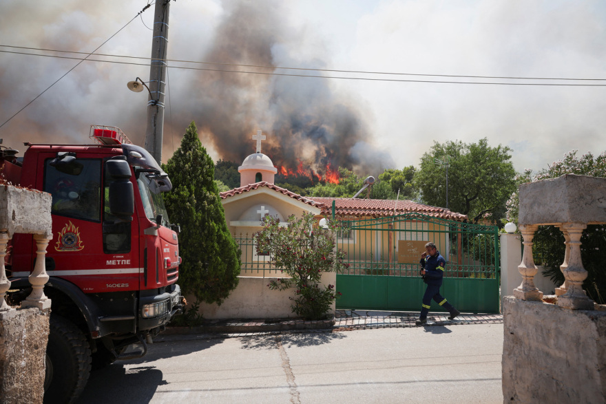 Δυτική Αττική: Εκκενώνεται η Ψάθα, οι φλόγες δίπλα στα σπίτια ΦΩΤΟ